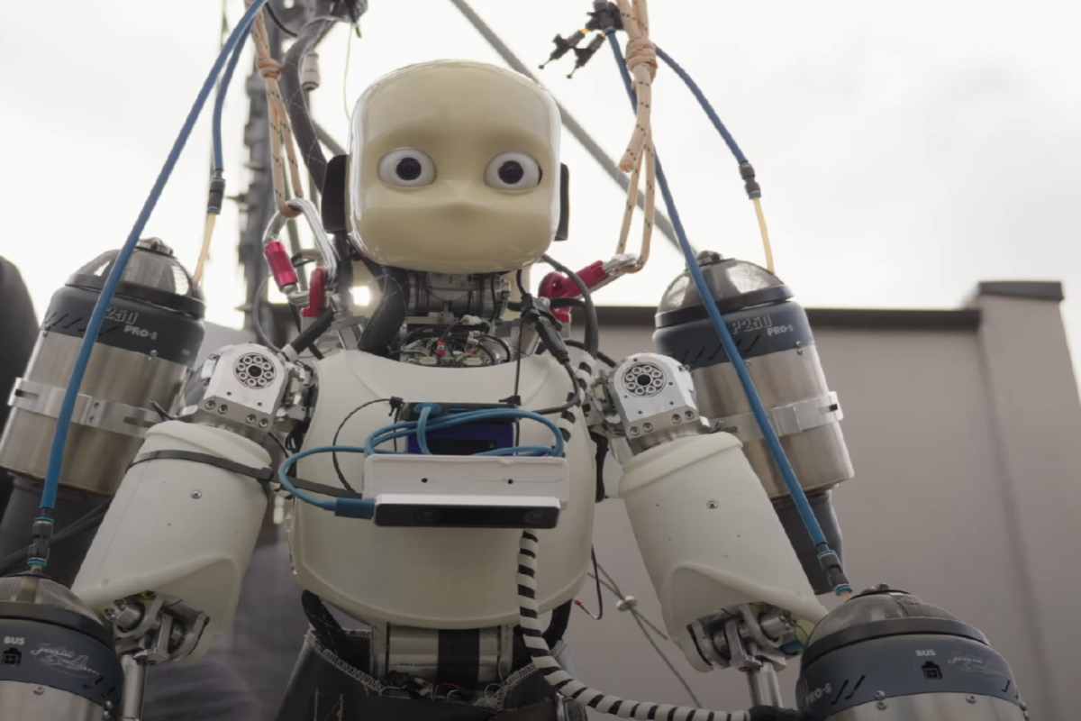 Cinesi e americani si preparano alla guerra schierando droni e cani robot, guidati non più da generali ma dalla AI, nella foto Robot umanoide volante