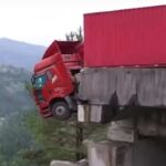 Un camion sospeso su un ponte crollato