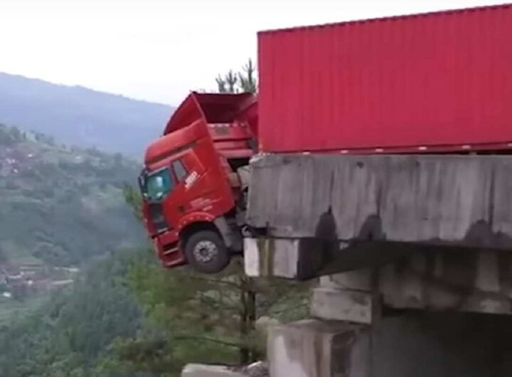 Un camion sospeso su un ponte crollato