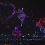 La coreografia di droni che illuminano il cielo