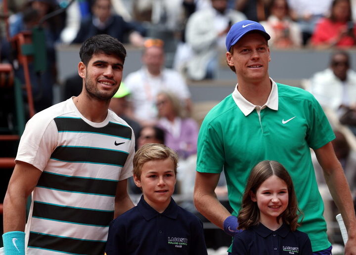 Carlos Alcaraz conquista il Roland Garros, Sinner battuto dopo oltre 5 ore