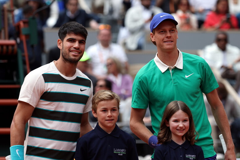 Carlos Alcaraz conquista il Roland Garros, Sinner battuto dopo oltre 5 ore