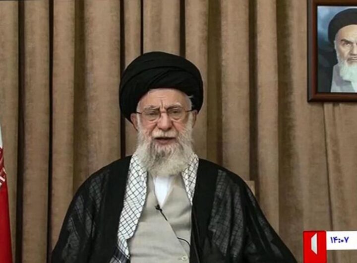 Dall’incubo di Khamenei alle nozze da fiaba di Bezos, viviamo in un mondo da mille e una notte, nella foto Khamenei