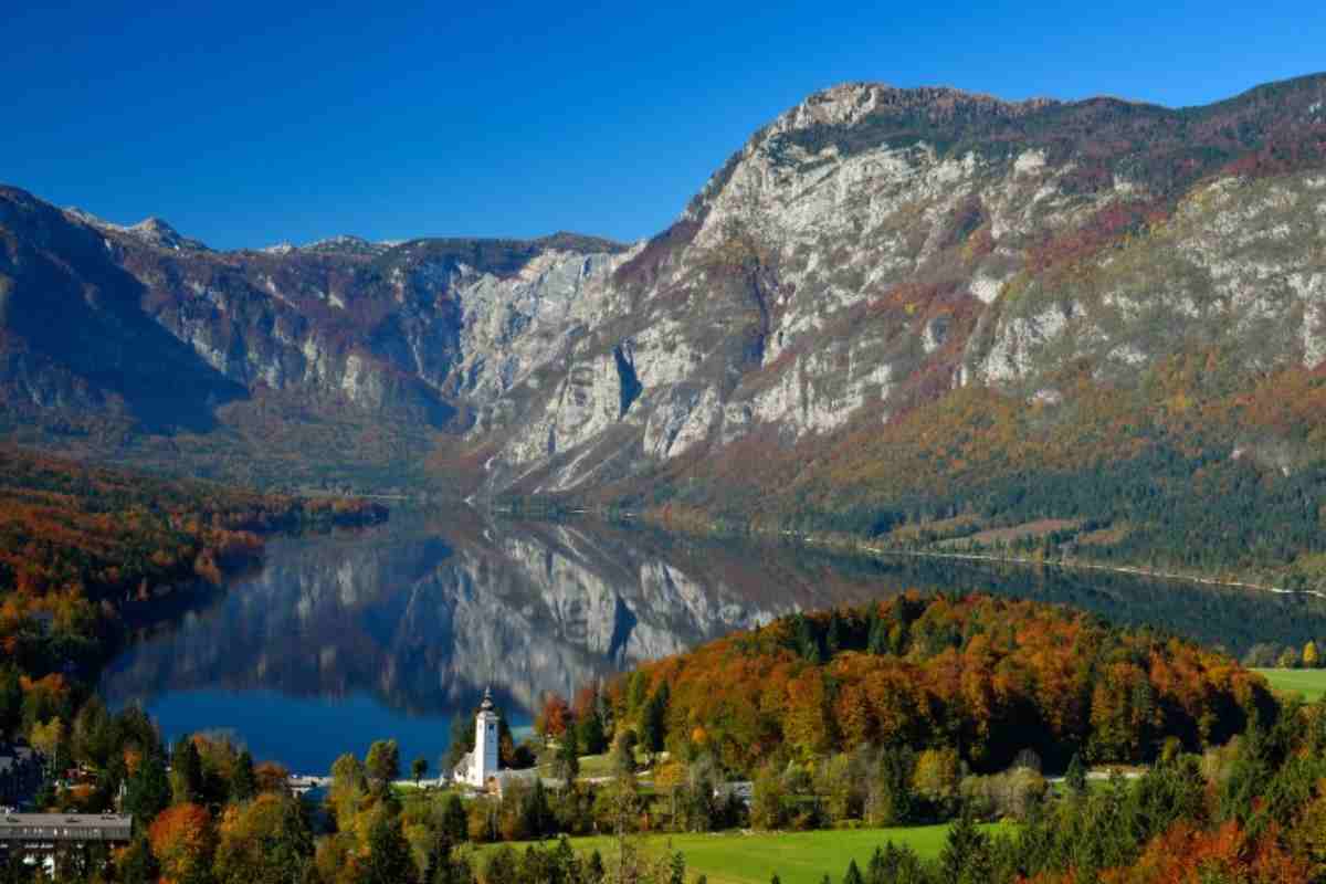 Turchese, trasparente, fiabesco: è il lago europeo che fa impazzire i viaggiatori