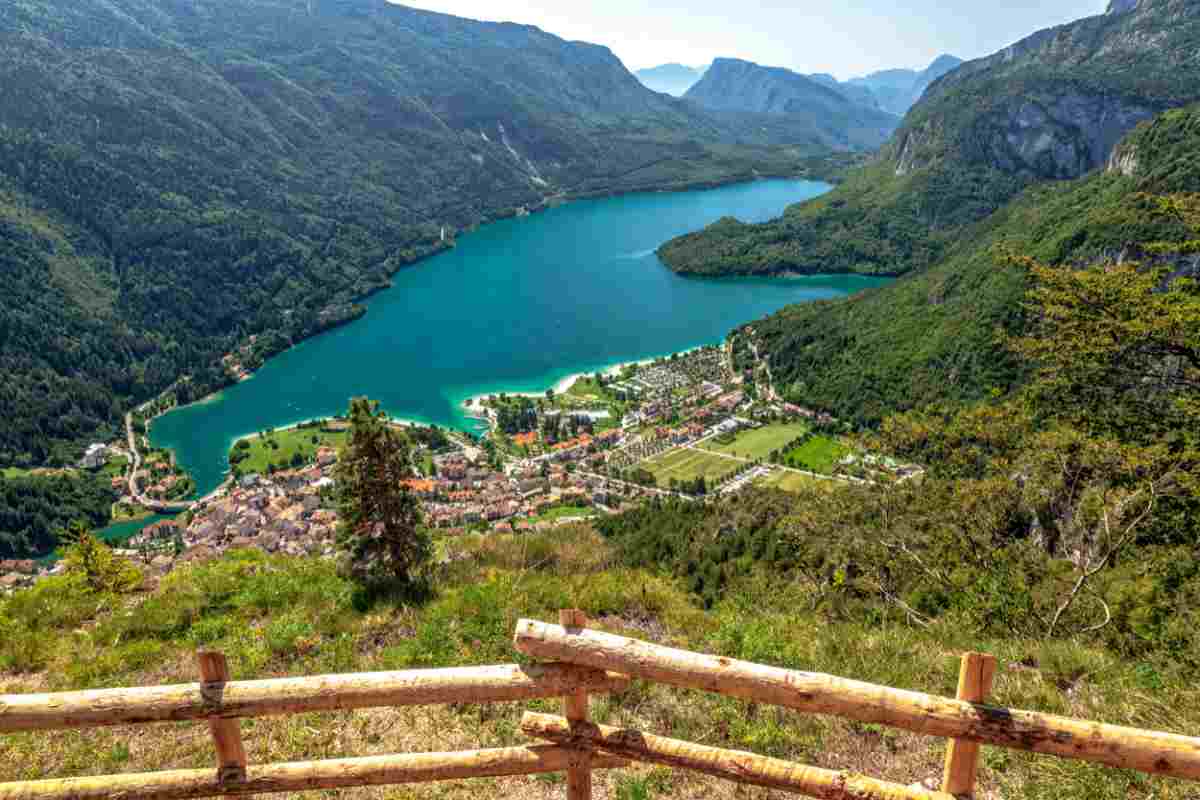 Eletto il lago più bello d’Italia: se lo vedi non lo scordi più, sembra l’Eden