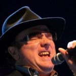 Van Morrison fotografato con il suo iconico cappello durante un'esecuzione live
