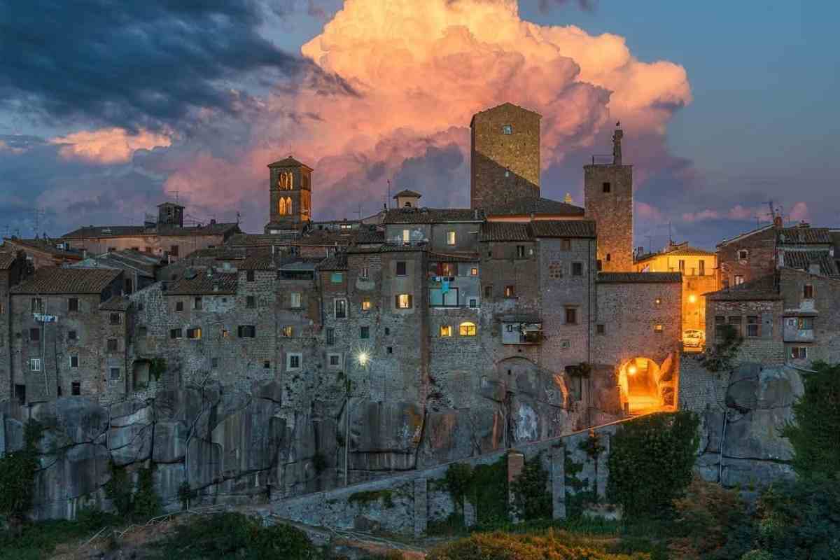 In questo piccolo borgo sospeso in aria, c’è l’unico Moai esistente al di fuori dell’Isola di Pasqua: siamo a pochissimi chilometri dalla Capitale