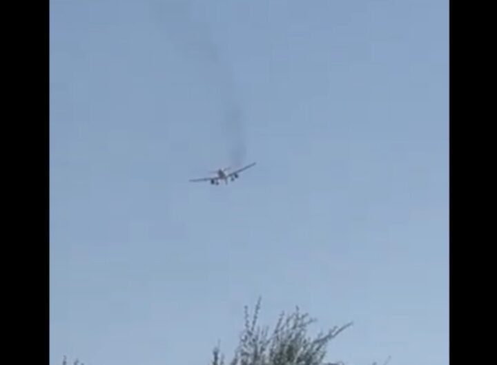 aeroplano col motore in fiamme