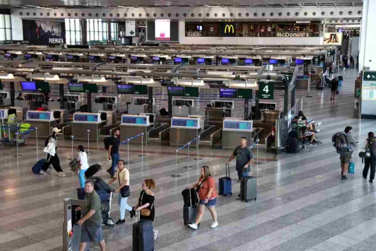 Aiuta anziana caduta dalle scale mobili in aeroporto: dottoressa perde il volo ed è costretta a pagare 500 euro