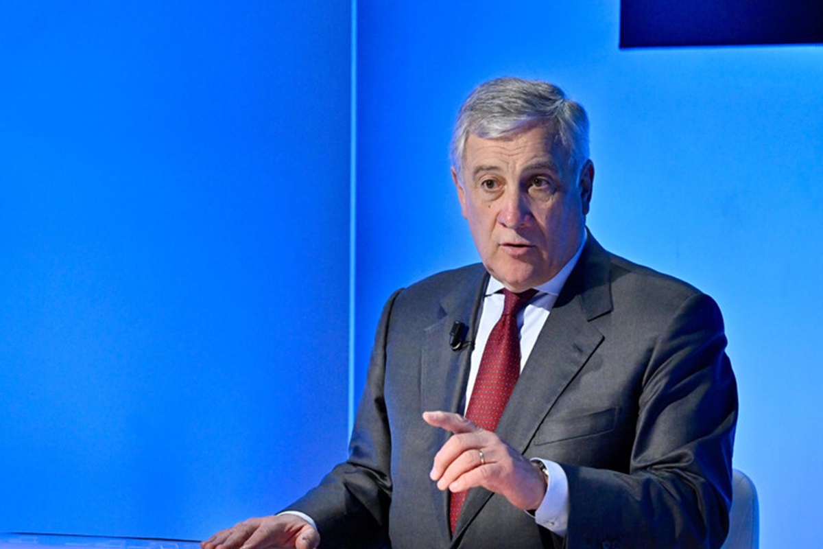 Il meglio del peggio, dalla profezia di Antonio Tajani allo smartphone made in China di Donald Trump. Ecco le 10 notizie più folli della settimana