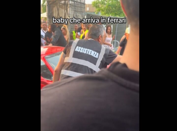 Baby Gang arriva in Ferrari