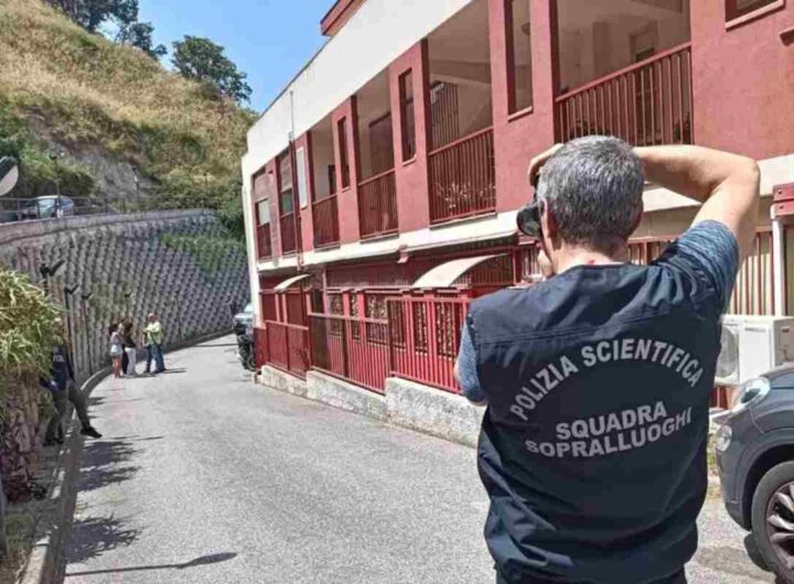 Il luogo da cui è caduta la donna con la figlia di 3 mesi a Messina