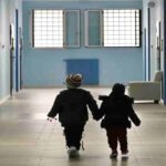 Due bambini in un istituto