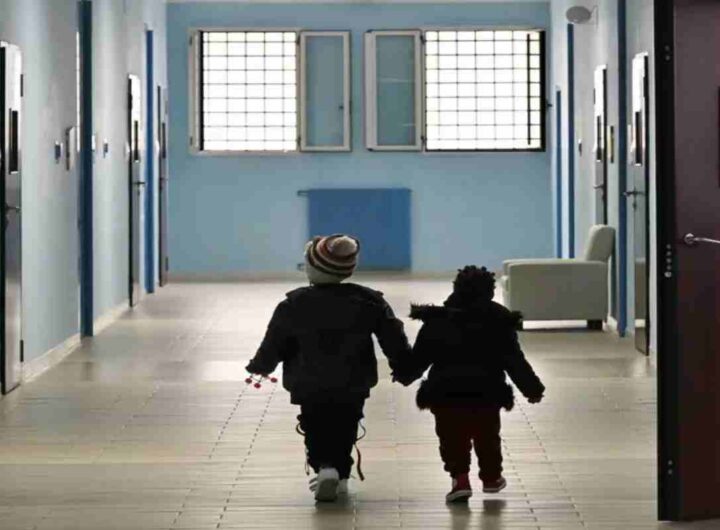 Due bambini in un istituto