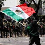 La bandiera messicana simbolo delle proteste di Los Angeles