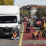 Giovani bloccano la steada