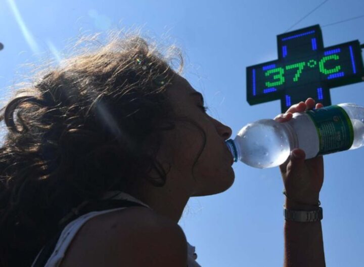 Donna beve per il caldo
