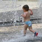 caldo africano bimbo nella fontana