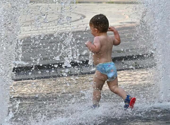 caldo africano bimbo nella fontana