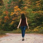 una donna cammina in un parco