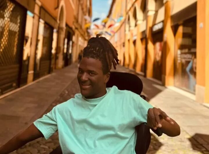 La denuncia: "Mio fratello non parla perché è disabile, e ora la pratica per la cittadinanza è stata rinviata"