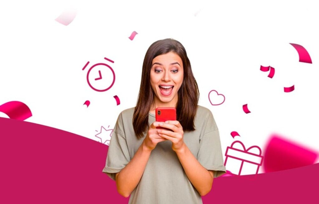 donna guarda il telefono soddisfatta