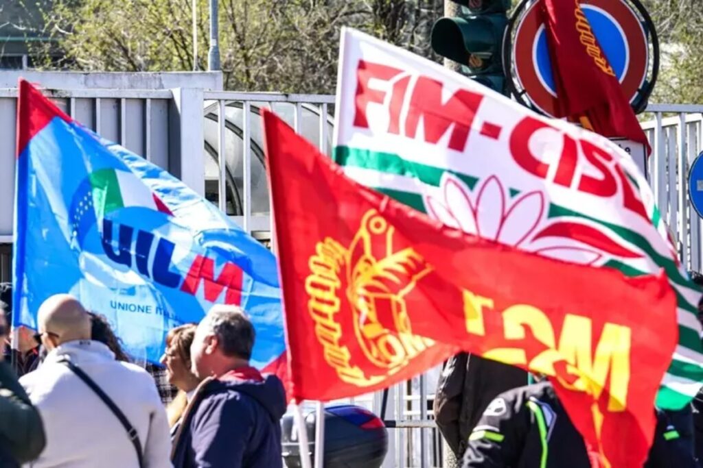 Flotilla, finita l’inutile crociera, per solidarietà Landini tiene l’Italia in ostaggio, nella foto bandiere sindacati metalmeccanici