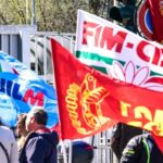 Flotilla, finita l’inutile crociera, per solidarietà Landini tiene l’Italia in ostaggio, nella foto bandiere sindacati metalmeccanici