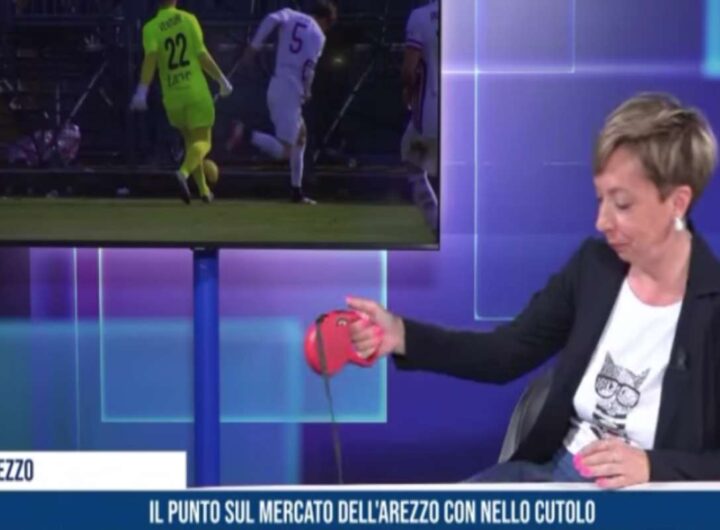 la giornalista della tv di arezzo con il cane
