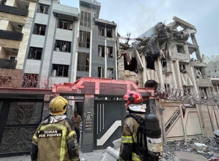 Un palazzo colpito dal raid israeliano a Teheran