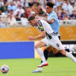 vlahovic in azione contro il city