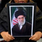 Guerra in Iran, si tratta, cerchiamo di scoprire gli effetti pacificatori in Italia, nella foto Khamenei
