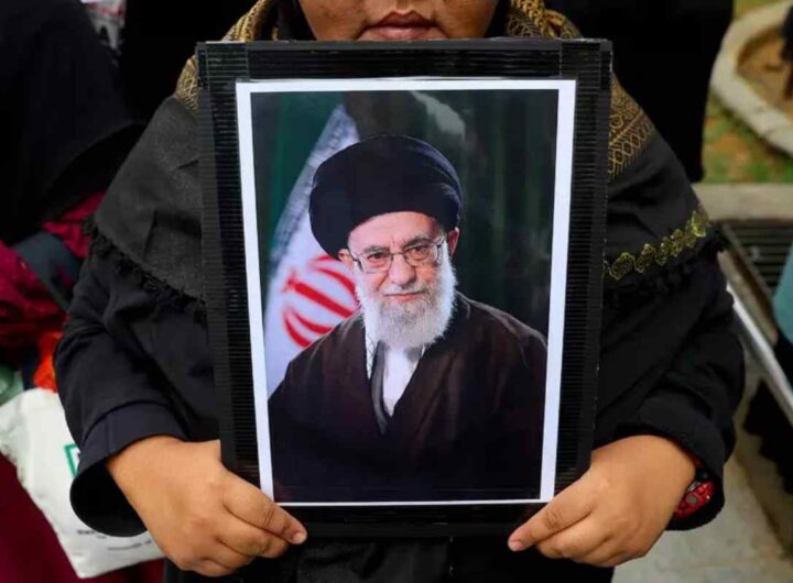 Guerra in Iran, si tratta, cerchiamo di scoprire gli effetti pacificatori in Italia, nella foto Khamenei