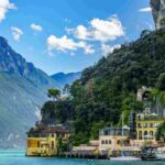 Un gioiello medievale sul lago, tra mura antichissime e acque cristalline: ecco i dettagli