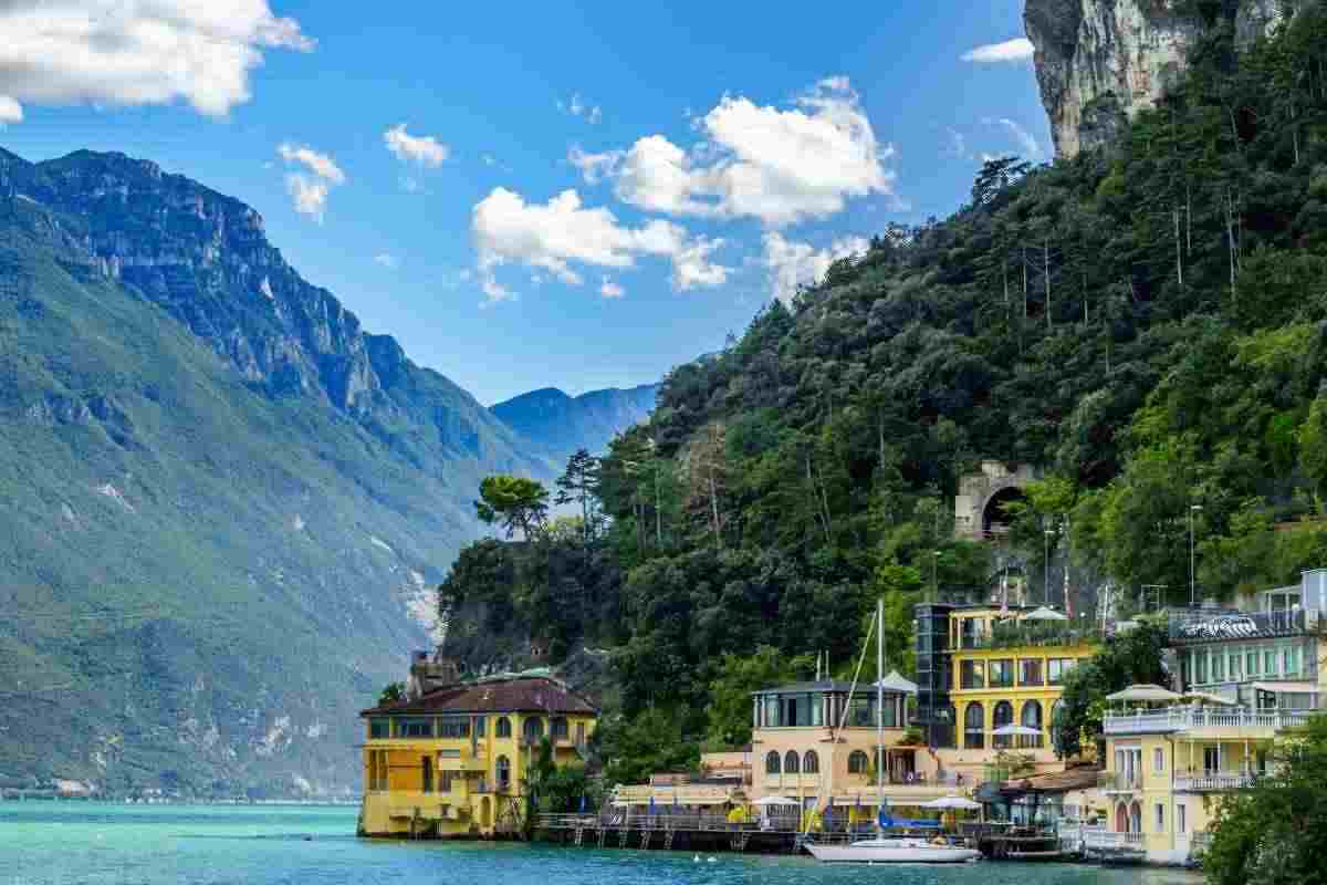 Un gioiello medievale sul lago, tra mura antichissime e acque cristalline: scopri uno dei borghi più belli d’Italia