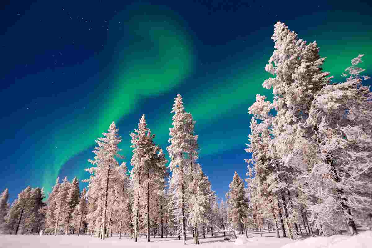 Hai mai visto l’aurora da una baita in mezzo alla neve? 5 splendidi itinerari che sembrano usciti da un sogno