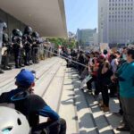 La foto del giorno, la manifestazione pro migranti davanti all'ufficio della green card di Los Angeles