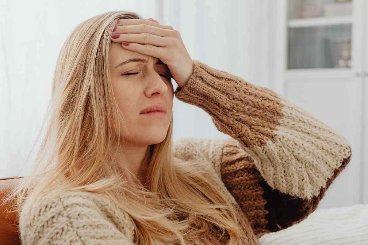 Mal di testa, brividi e spossatezza, non è febbre, ma ti senti KO: fai attenzione, potrebbero essere i segni di un male pericoloso