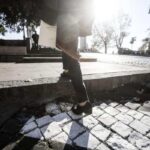 camminare sul marciapiede