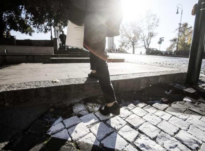 camminare sul marciapiede