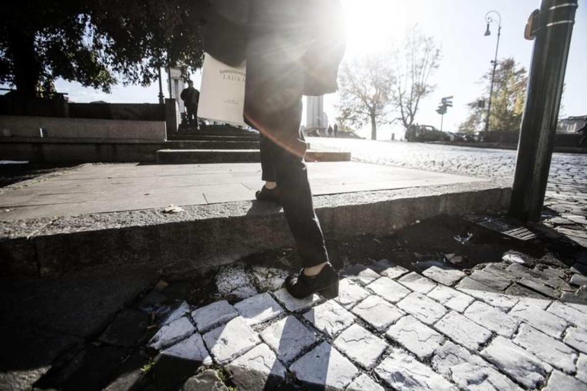 camminare sul marciapiede