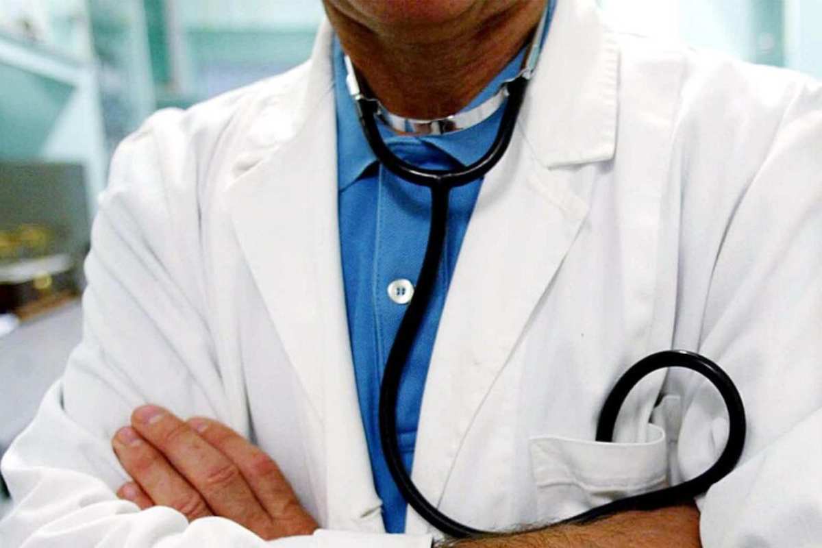 Medico cardiopatico teme di avere un infarto e lascia il posto di lavoro 8 minuti prima per andare al pronto soccorso: licenziato