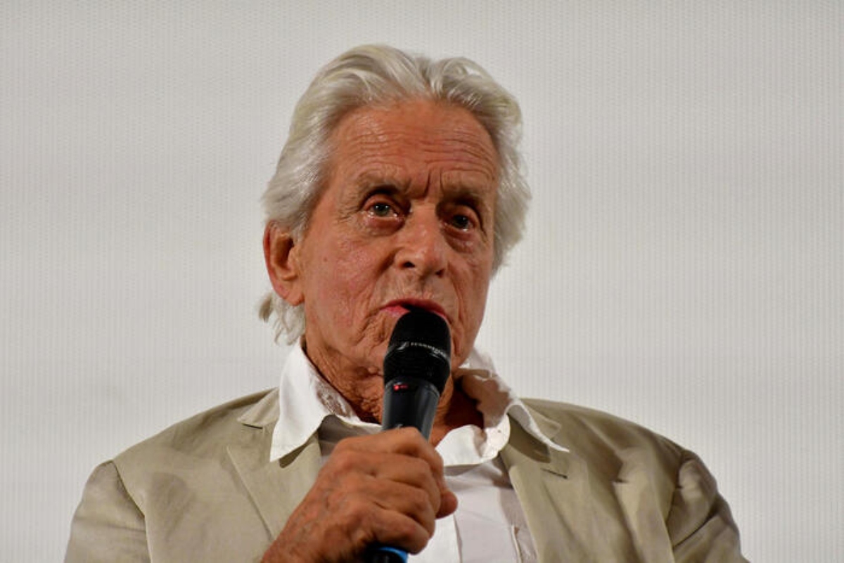 Michael Douglas premiato a Taormina: “Mi scuso per il mio Paese, è una cosa che faccio sempre all’estero”