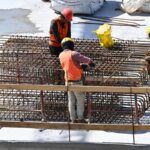 operai lavorano sotto il sole