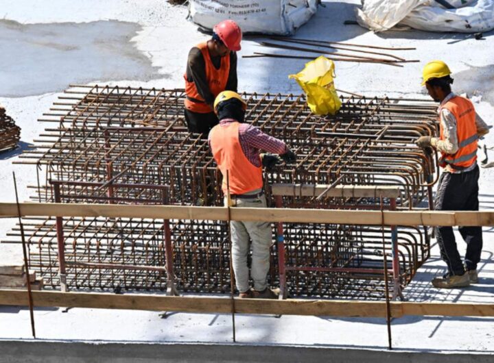 operai lavorano sotto il sole