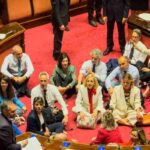 L'opposizione si siede a terra davanti al Governo