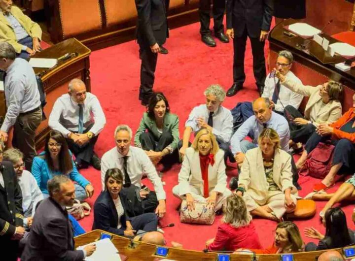 L'opposizione si siede a terra davanti al Governo