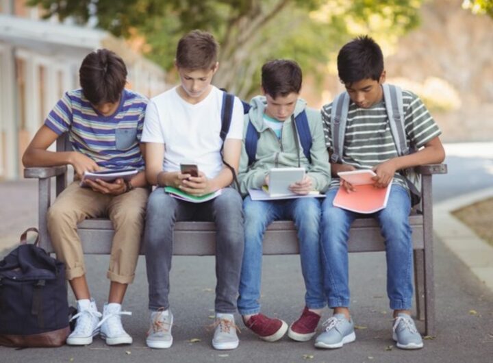 ragazzini al cellulare