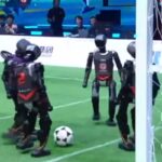robot giocano a calcio