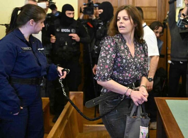 Europa nel caos, Italia sempre peggio, si litiga anche per il salvataggio di Ilaria Salis, nella foto Ilaria Salis in catene al processo a Budapest